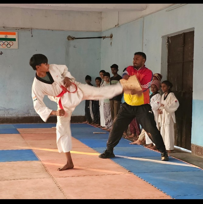 ईस्ट बसुरिया ताइक्वांडो क्लब में बेल्ट ग्रेडिंग एवं पदक सम्मान समारोह संपन्न।