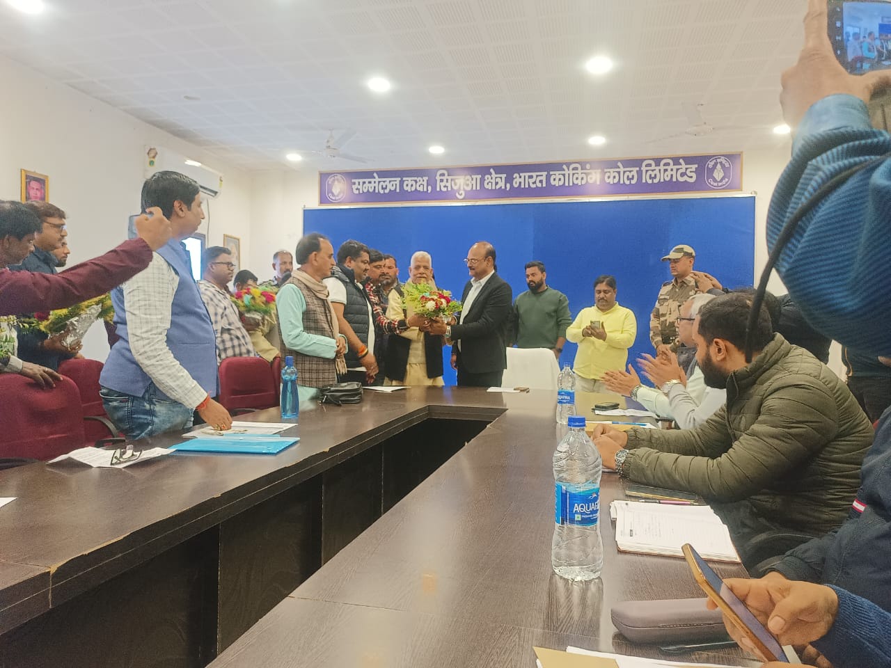 जमसं के केंद्रीय कोषाध्यक्ष हर्ष सिंह ने सिजुआ महाप्रबंधक सुधाकर प्रसाद से कोल कर्मी से जुड़े समस्या को लेकर  वार्ता किया।