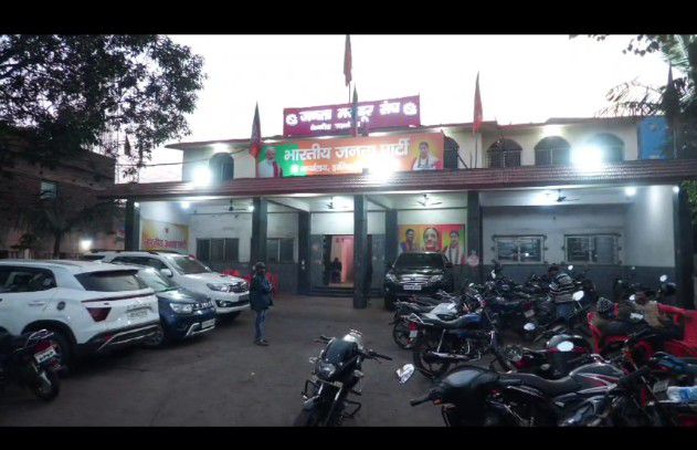 भाजपा झरिया विधायक रागिनी सिंह के कार्यालय में फायरिंग,विधायक ने पूर्व कॉग्रेस विधायक के देवर हत्या आरोपी फरार शशि सिंह,नवीन सिंह पर फायरिंग और एकलव्य सिंह,हर्ष सिंह पर हत्या की साजिस करने का आरोप,लगाई,सीसीटीवी कैमरा में कैद हुआ फायरिंग करने वाले लोगो की तस्वीर,विधायक ने कहा क्षति पहुचाने के मकसद से आये थे सभी,डरेंगी नही