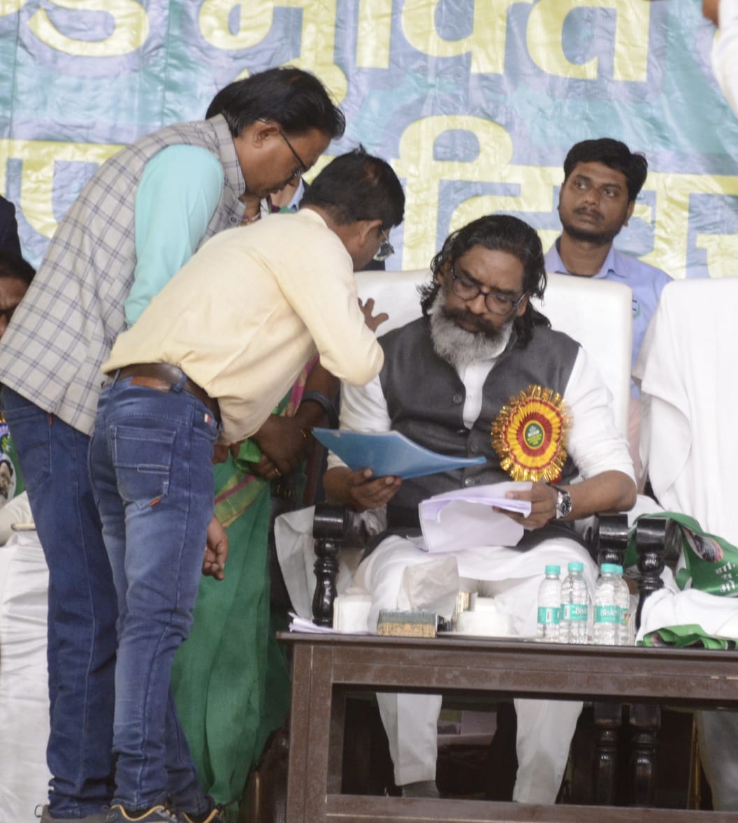 धनबाद में आयोजित जेएमएम 53वा स्थापना दिवस में कार्यक्रम में मुख्यमंत्री हेमन्त विधायक कप्पना सहित मंत्री हुए शामिल, हेमन्त और कल्पना कोयला बकाया को लेकर केंद्र सरकार पर की प्रहार,सरकार बनाने के लिये मईया को दिया धन्यवाद