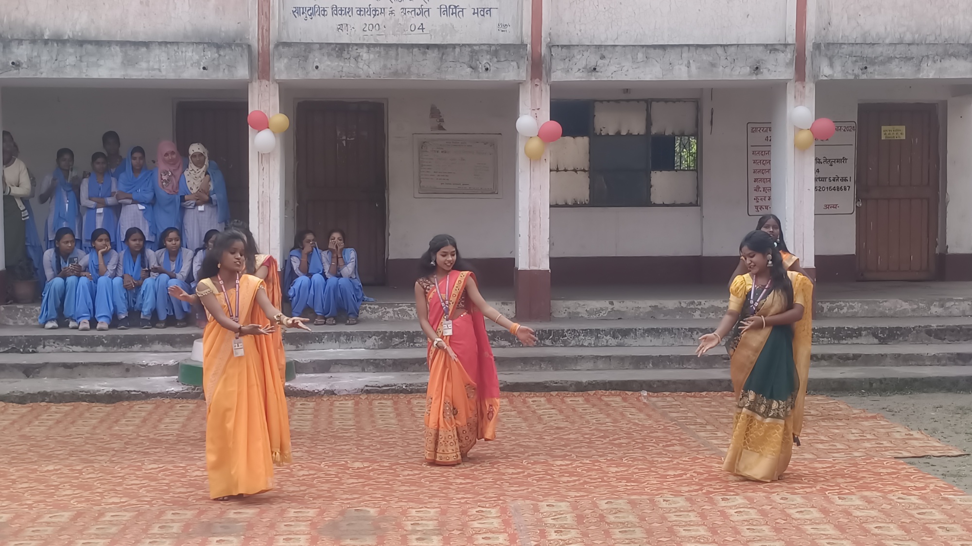 नेहरू बालिका उच्च विद्यालय तेतुलमारी में कक्षा दस के छात्राओं को विदाई दी ग‌ई,