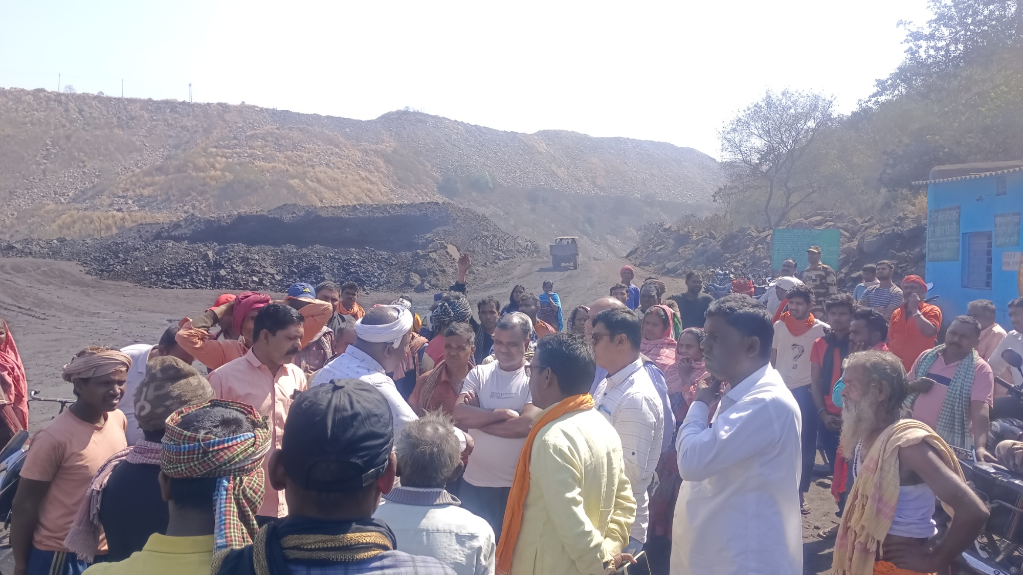 बीसीसीएल सिजुआ क्षेत्र के तेतुलमारी कोलियरी कोल डंप के असंगठित कोयला मजदूरो ने प्रदर्शन करते हुये प्रबंधन के खिलाफ नारेबाज