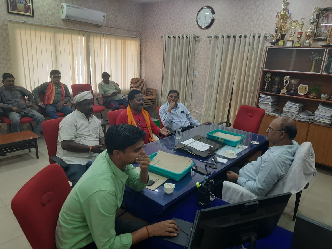 आउटसोर्सिंग पैच से हो रही कोयला चोरी पर रोक लगाने को लेकर  सिजुआ क्षेत्रीय कार्यालय मे तेतुलमारी कोलडंप के असंगठित मजदूरों के प्रतिनिधि ने महाप्रबंधक से किया वार्ता