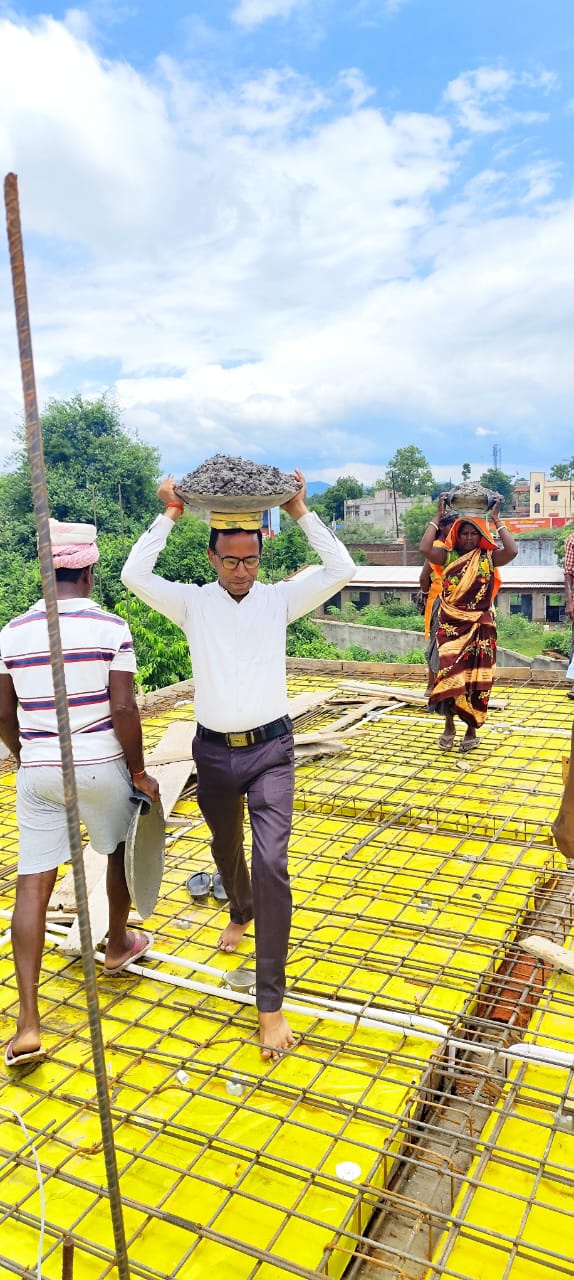 सार्वजनिक दुर्गा पूजा समिति योगेश्वर मोड में आज भव्य भंडारा रूम  का ढलाई कार्यक्रम का शुभारंभ जमुआटांड पंचायत के मुखिया निरंजन गोप द्वारा किआ गया